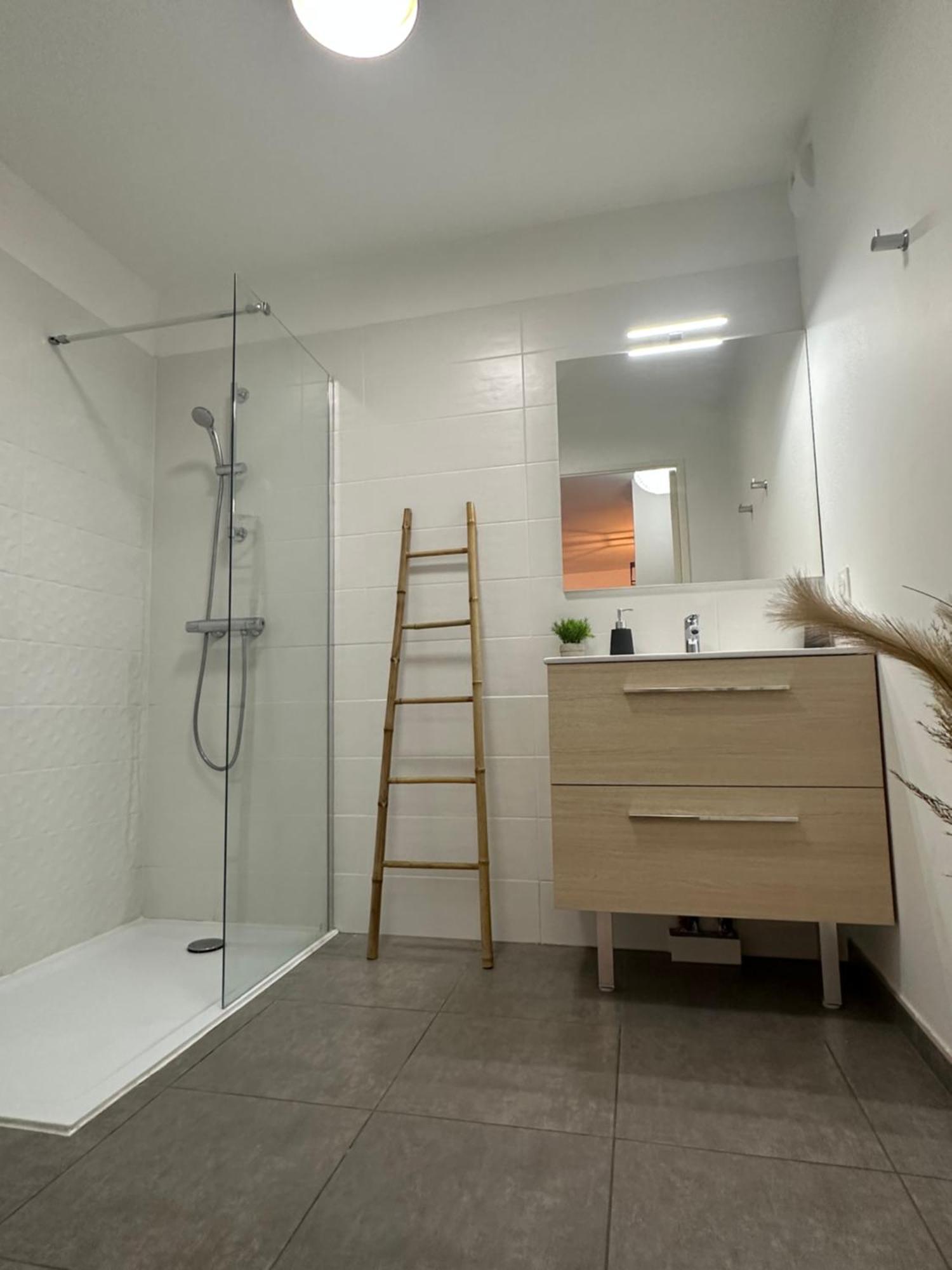 Bel Appartement Au Calme Avec Parking Menton Exterior photo